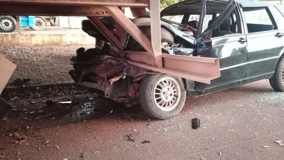 O condutor do uno bateu contra a carreta estacionada
