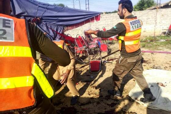 Registro no distrito de Bajaur, no Paquistão, após a explosão de uma bomba durante um comício político... Leia mais em https://www.cartacapital.com.br/mundo/explosao-em-comicio-politico-no-paquistao-deixa-16-mortos/. O conteúdo de CartaCapital está p