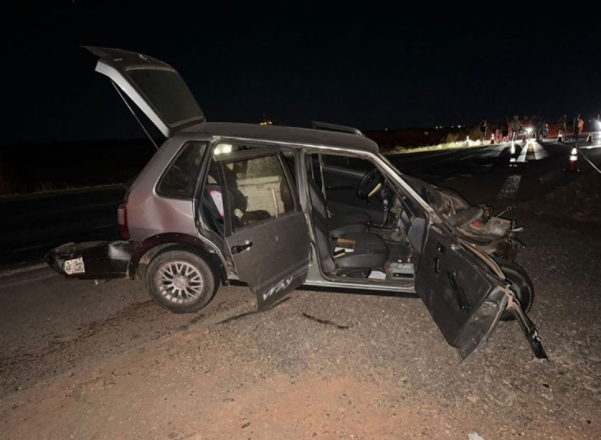 Casal morre em acidente após motorista bater em árvore e carro se partir ao  meio em rodovia de MT, Mato Grosso