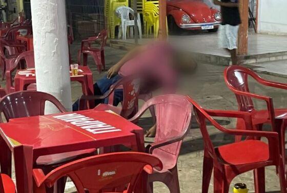 Conforme a ocorrência, Thiago estava em um bar quando dois bandidos chegaram em uma motocicleta