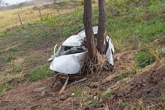 Com o forte impacto, o carro ficou totalmente destruído. Pai, mãe e filha ficaram presos às ferragens.