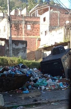 Blindado da PM fica preso em lixo durante operação no RJ