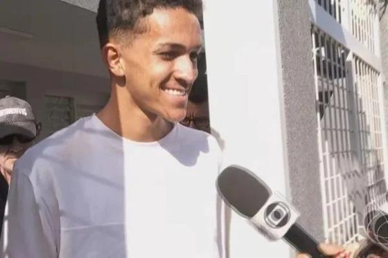 O assassino enterrou o corpo da vítima no quinta da casa dela.