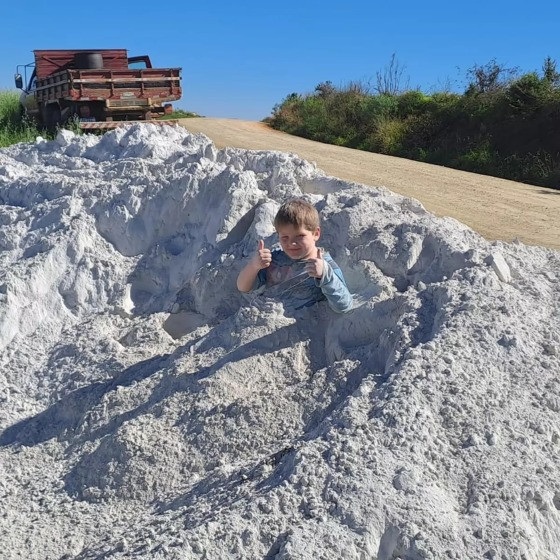 Na imagem, Arthur aparece sorrindo e brincando com a substância.