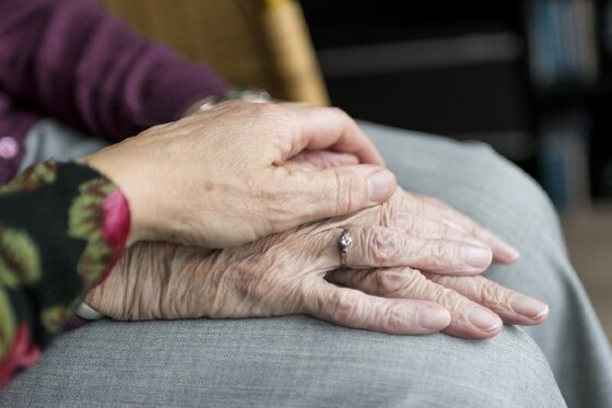 No assalto, as vítimas, de 70 e 73 anos, foram mantidas reféns pela dupla sob ameaça de arma de fogo.