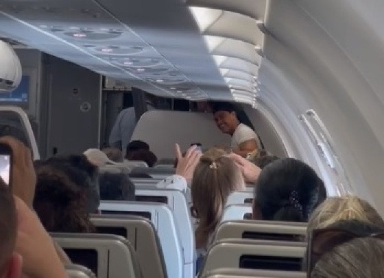 Zezé Di Camargo interagiu com os fãs que estavam em voo comercial