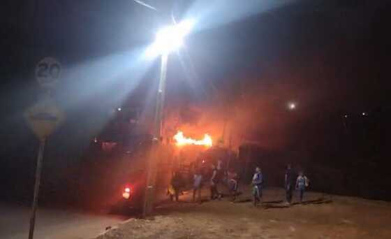 Polícia está no local e acompanha o protesto