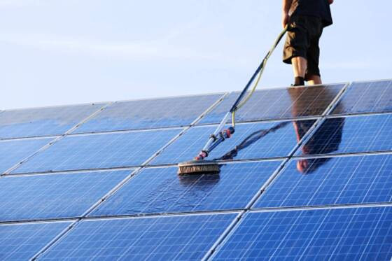 A vítima fazia limpeza de placas solares quando a escada caiu. 