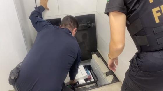 Agentes encontraram cofre com celulares escondidos