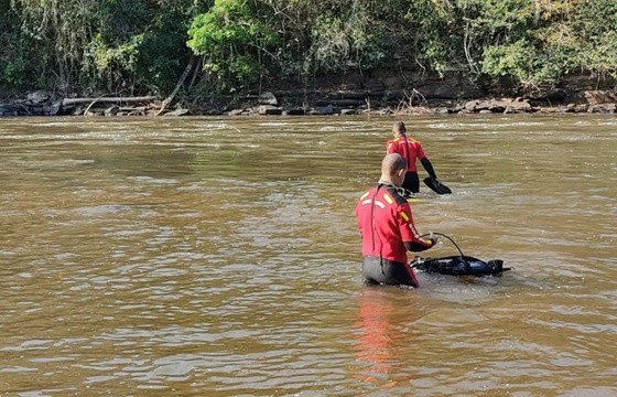 Imagens registradas mostram o momento em que as vítimas tentam atravessar o rio a nado.