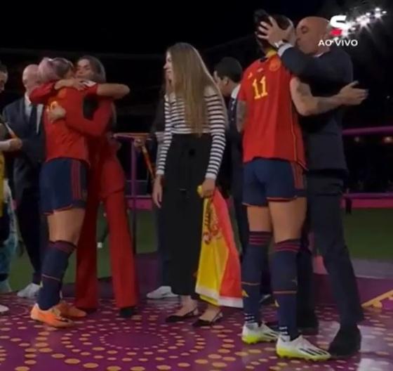 Hermoso recebe beijo de presidente da Federação Espanhola de Futebol, Luis Rubiales 