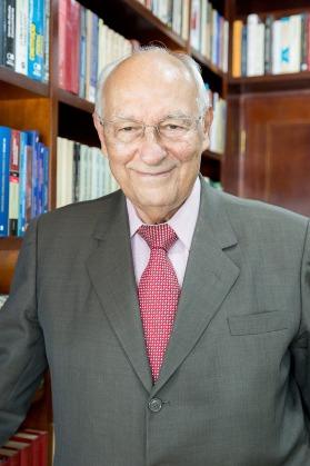 Ives Gandra da Silva Martins é professor emérito das universidades Mackenzie, Unip, Unifieo, UniFMU, do Ciee/O Estado de São Paulo, das Escolas de Comando e Estado-Maior do Exército (Eceme), Superior de Guerra (ESG) .