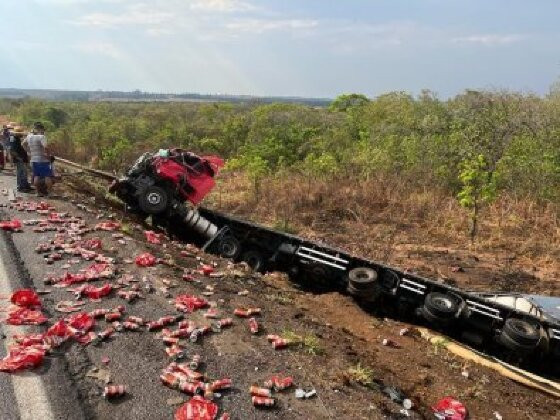 Com o impacto da batida, parte da carga de cerveja foi destruída.