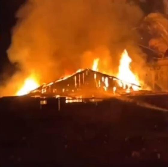 Casa pegou fogo na madrugada desta terça