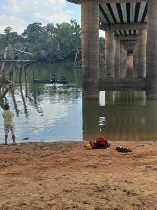 O adolescente tentava atravessar o rio a nado, quando submergiu. 