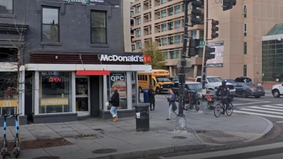Briga aconteceu em frente a uma unidade do McDonald"s.