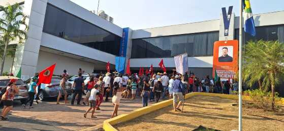 ntegrantes do Movimento dos Sem Terra (MST) invadiram o Palácio Paiaguás