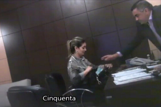 Luciane chegou a ser flagrada em vídeo recebendo diversos maços de dinheiro de Silvio Correa, ex-chefe de gabinete do ex-governador Silval Barbosa.