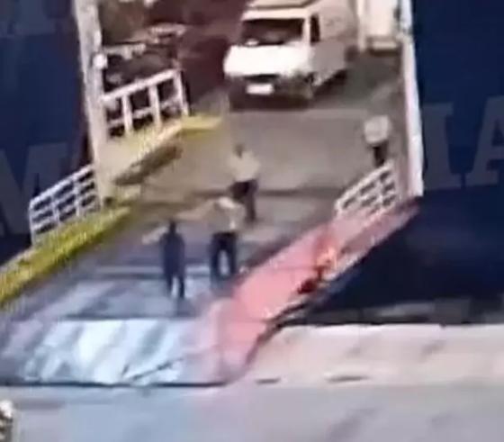 Andonis Kargiotis, de 36 anos, foi retirado da água inconsciente