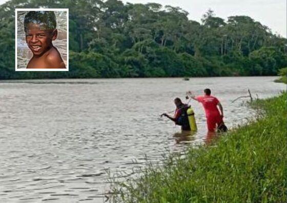 O corpo da criança foi encontrado enroscado em uma galhada, cerca de 150 metros rio abaixo. 