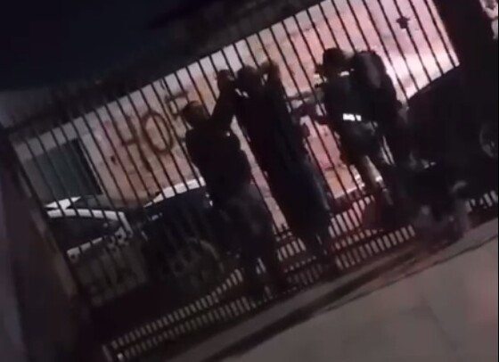 As cenas registradas mostram um dos agentes disparando uma bala de borracha contra uma mulher aparentemente idosa
