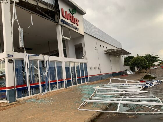 ra por volta das 17h30, quando a forte ventania começou e arrancou parte da fachada de vidro da empresa.