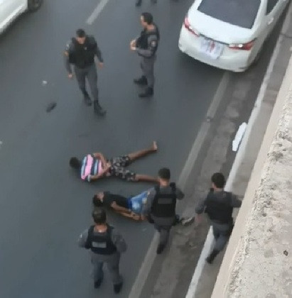 Criminosos foram pegos pela polícia enquanto faziam dois reféns.