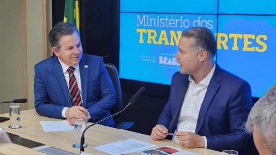 Governador Mauro Mendes acompanha a assinatura da ordem de serviço com o ministro dos Transportes, Renan Filho