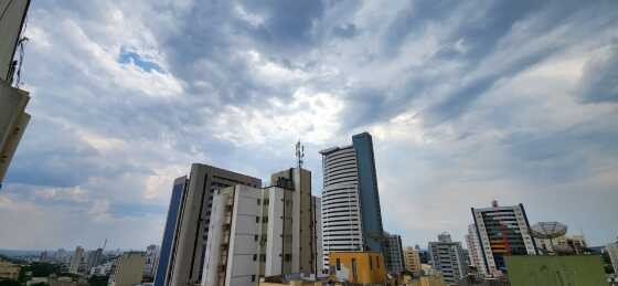 Segunda-feira (21), a mínima sobe para 24 graus e a máxima continua a mesma do dia anterior. Também há previsão de chuva.