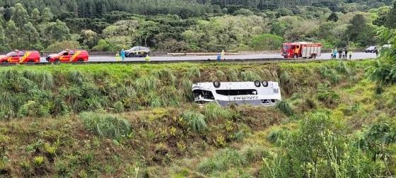 Ônibus tombou na Região Metropolitana de Curitiba