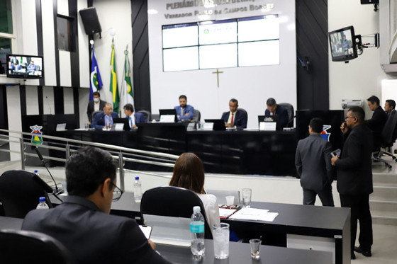 A sessão foi adiantada devido ao feriado do dia 12 de outubro.