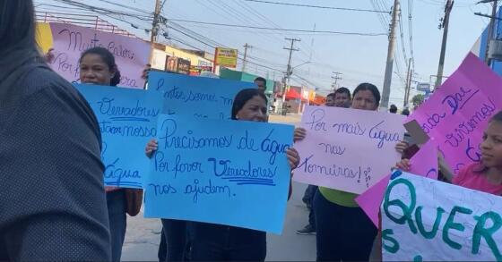 Durante a sessão, moradores levantaram cartazes com frases como: “chega de brincadeira, Dae, queremos água”, “água não é luxo, é vida” e outros