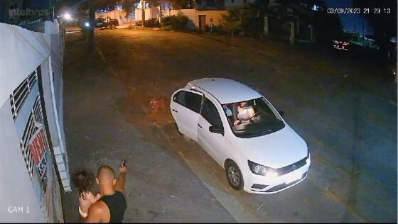 Vídeo mostra que cachorro correu em direção ao PM, que agiu para proteger a filha