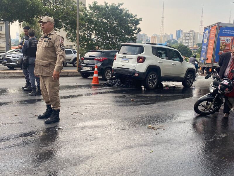 Mulher bate moto em carro e morre em avenida de Cuiabá