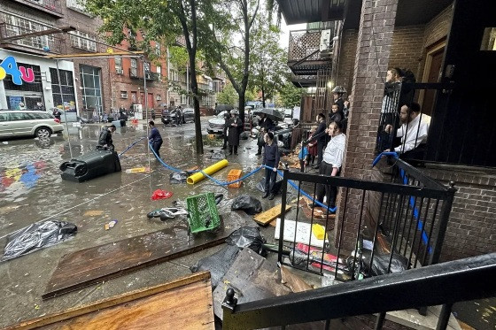 Moradores do Brooklin, em Nova York, ilhados durante temporal fora de época nesta sexta-feira (29). 