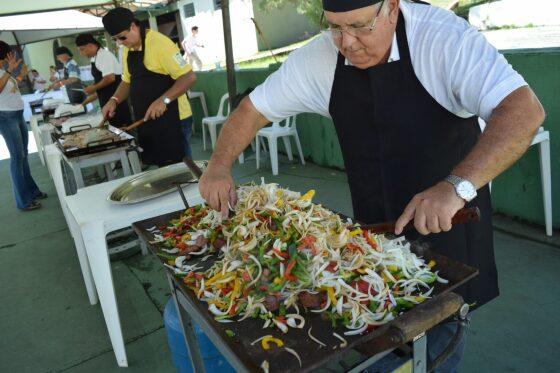 O “Bifão” terá arroz, feijão, farofa, fricassé com pimentões e calabresa, saladas e carnes de boi, frango e suíno. 