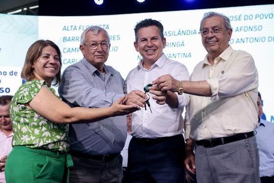 Governador Mauro Mendes e senador Jayme Campos entregam máquinas e caminhões para prefeituras e associações