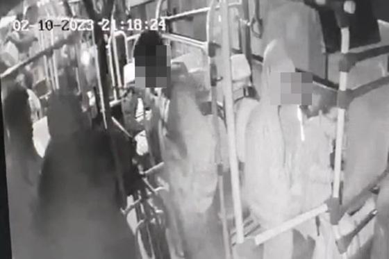 O vídeo mostra o momento em que o trio entra no transporte coletivo, anuncia o assalto, aponta arma contra o cobrador e atira nele. 