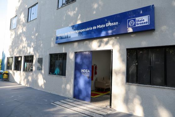 O Indea conta com um número de servidores de 900 pessoas. Tem unidades instaladas em 139 dos 141 municípios de Mato Grosso.