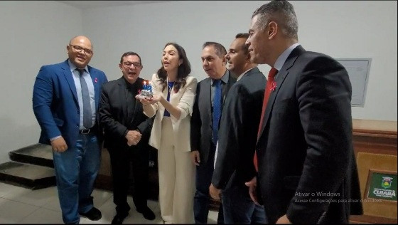 Com bolo e velinhas, vereadores de oposição fizeram alusão à 18ª operação policial contra administração de Emanuel Pinheiro. 