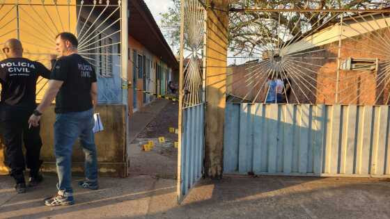 A PM informou que três homens foram vistos invadindo a casa da vítima