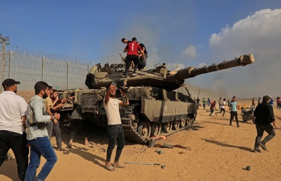 Palestinos assumem controle de tanque israelense