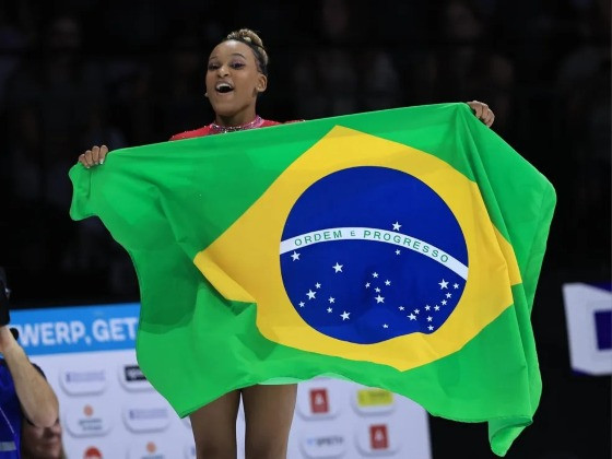O ouro veio na final do salto, mais uma vez com a presença de Simone Biles. 