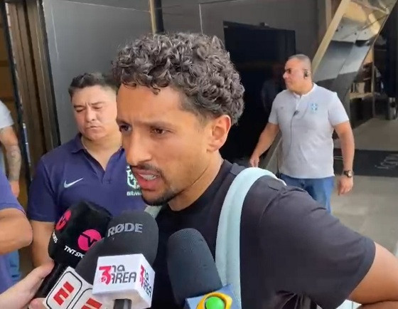 Jogador chegou ao hotel pouco antes de Neymar, nesta terça-feira (10).