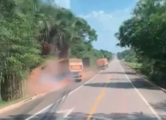 Momento em que carreta cai em barrando, às margens de rodovia no Pará. 