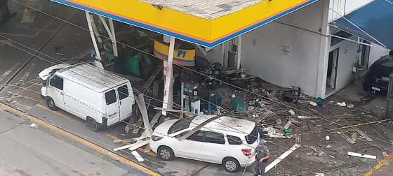 Posto fica danificado após explosão