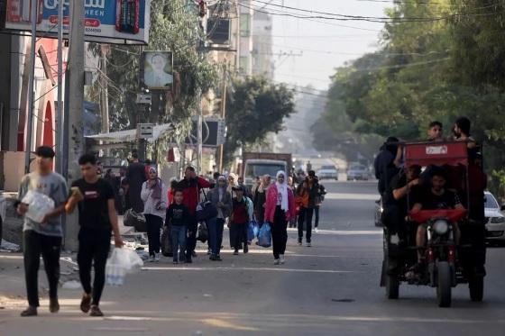 Palestinos carregando seus pertences fogem para áreas mais seguras na Cidade de Gaza