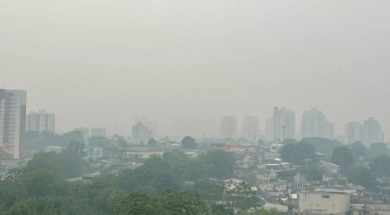 Vista panorâmica da cidade mostra Manaus coberta por fumaça.