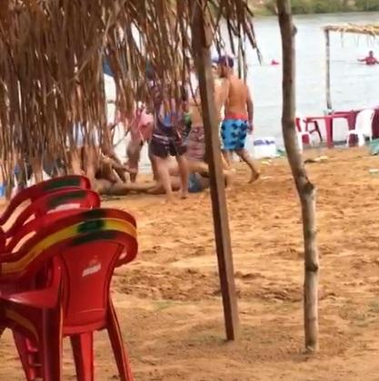 O feriado prolongado criou o "clima propício" para o barraco à beira do rio.