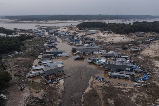 Embarcações e casas flutuantes encalhadas na marina, em Manaus